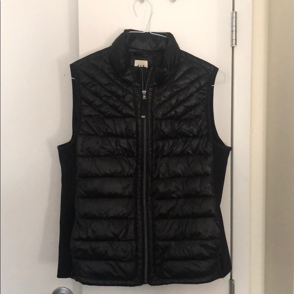 GAP women’s primaloft padded vest, size L